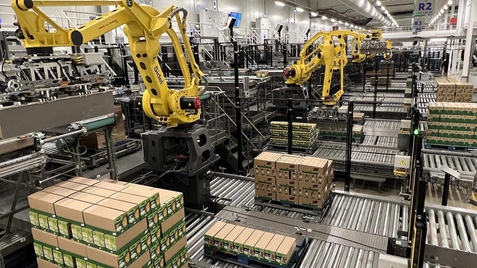 Robots FANUC paletizando en línea de alimentos